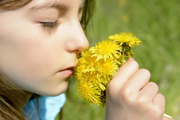 Dandelions kokulu kız — Stok fotoğraf