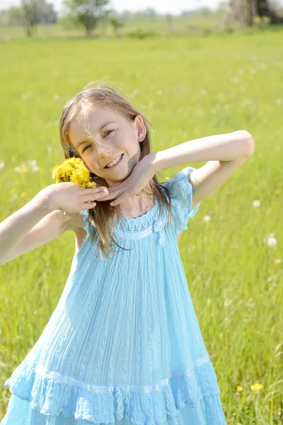 Dandelions kızla — Stok fotoğraf