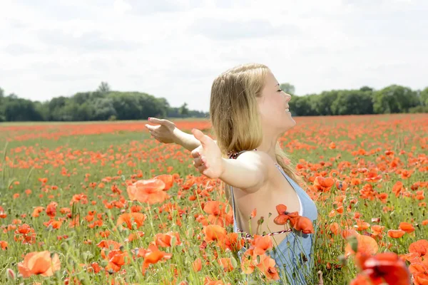 Donna nel campo di papavero — Foto Stock