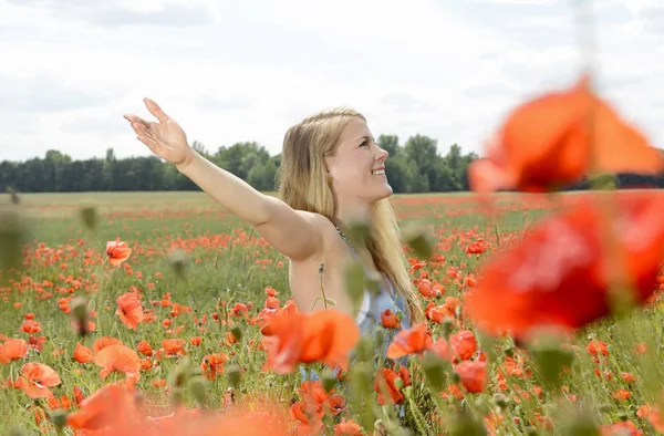 Mujer en el campo de amapola — Foto de Stock