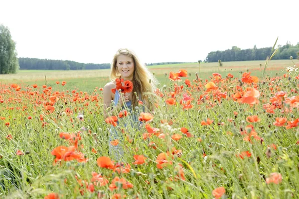 Frau im Mohnfeld — Stockfoto