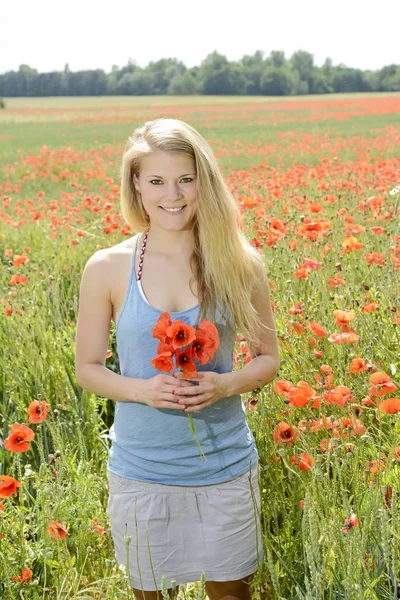 Woman in poppy field — Stock Photo, Image