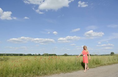 Yalnız genç kadın