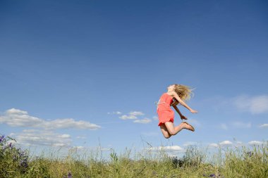 mutlu genç sarışın bir kadın