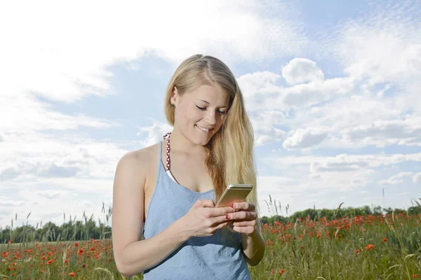 Kobieta ze smartfonem — Zdjęcie stockowe