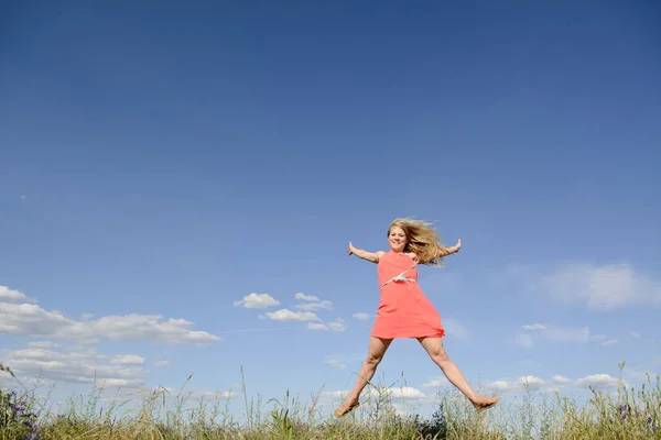 Feliz joven rubia —  Fotos de Stock