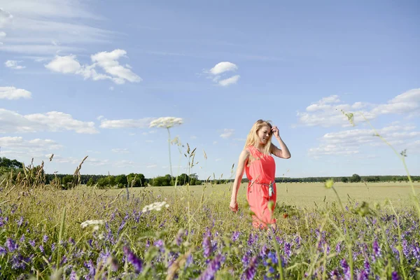 Vrouw op bloem weide — Stockfoto