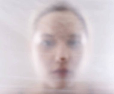 folyo arkasındaki kadın