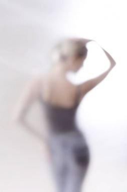 folyo arkasındaki kadın