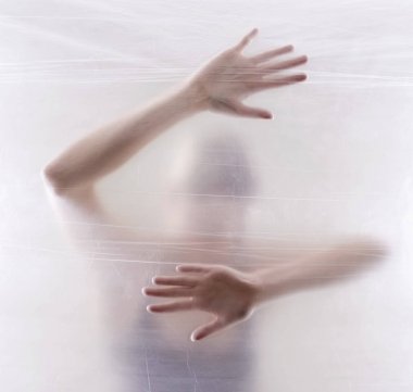 folyo arkasındaki kadın