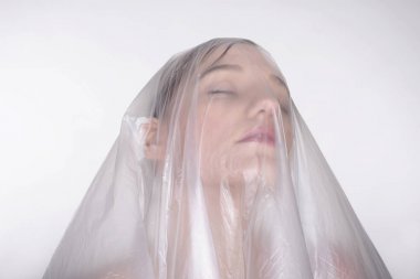 Genç sarışın kadın folyo altında