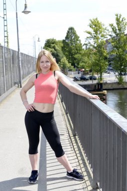 Güzel sarışın kadın.