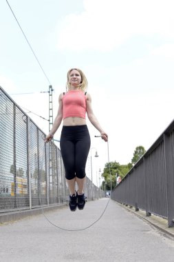 sarışın kadın atlama