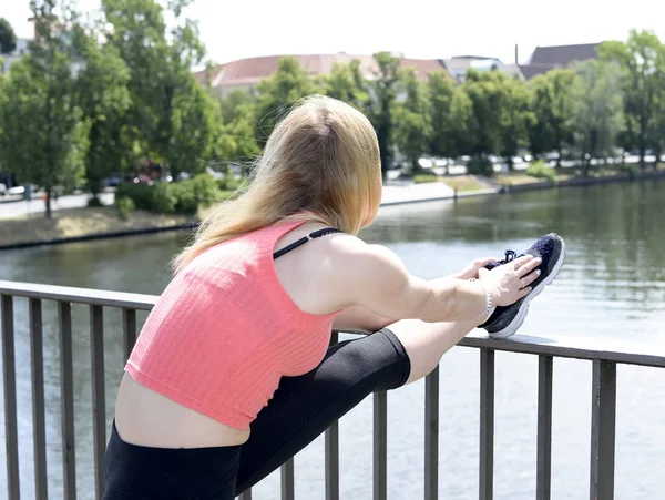 Ung kvinna stretching — Stockfoto