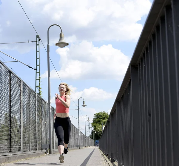 Ung kvinna jogging — Stockfoto