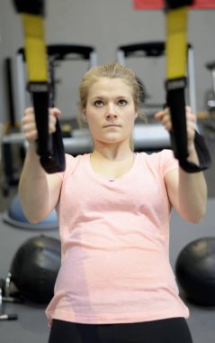 spor salonunda genç kadın