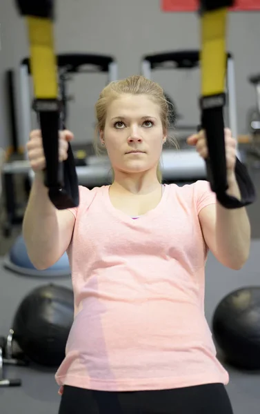 Junge Frau im Fitnessstudio — Stockfoto