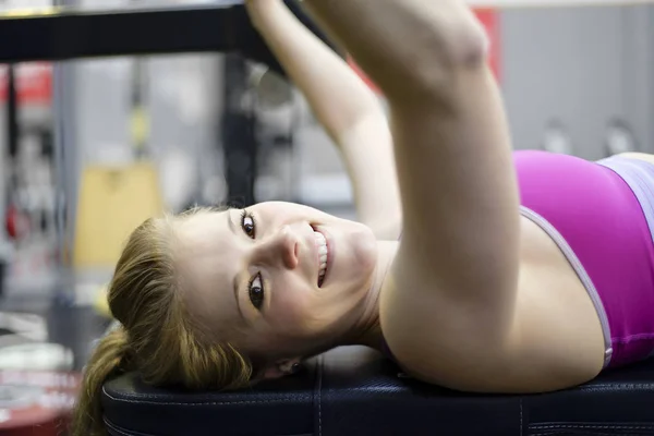 Женщины поднимают тяжести в спортзале — стоковое фото