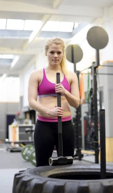 çekiç ile ciddi kadın