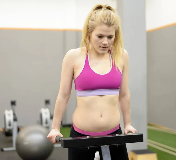 Donna che si allena in palestra — Foto Stock