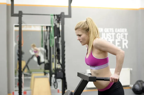 Frau trainiert im Fitnessstudio — Stockfoto