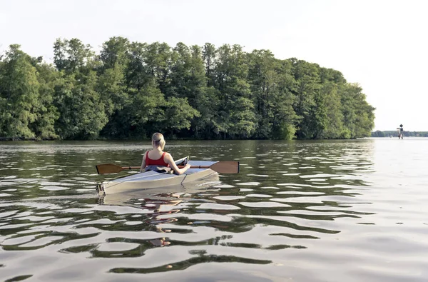 Kvinna i paddel båt — Stockfoto