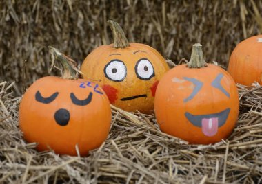 Kabak ürpertici yüz ile