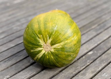 Masanın üzerinde yatan kabak