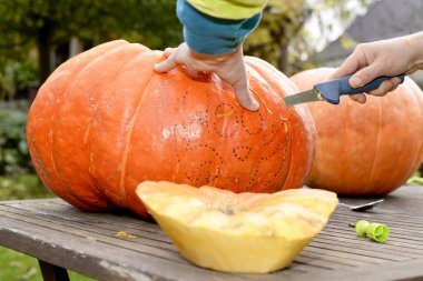 Cadılar Bayramı Balkabağı yapma kadın