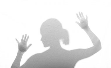 folyo arkasındaki kadın