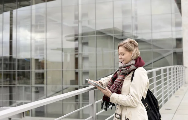 Hermosa Mujer Joven Usando Tableta Digital — Foto de Stock