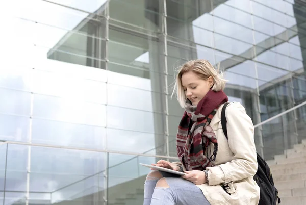 Krásná Mladá Žena Pomocí Digitálních Tablet — Stock fotografie