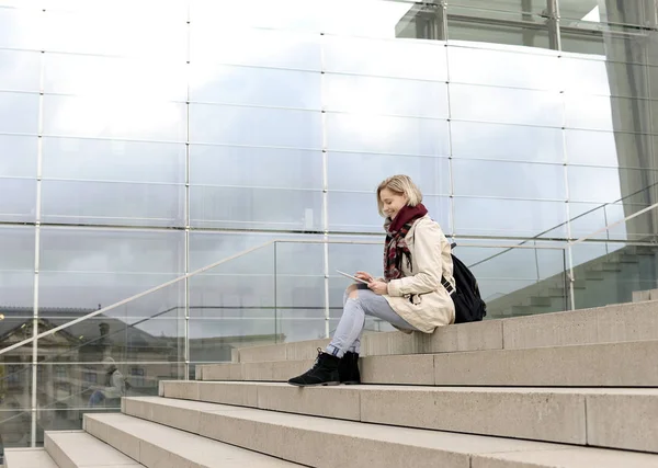 Belle Jeune Femme Utilisant Une Tablette Numérique — Photo