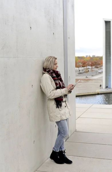 Bella Giovane Donna Utilizzando Tablet Digitale — Foto Stock