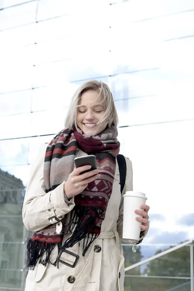 Krásná Mladá Žena Pomocí Smartphonu — Stock fotografie