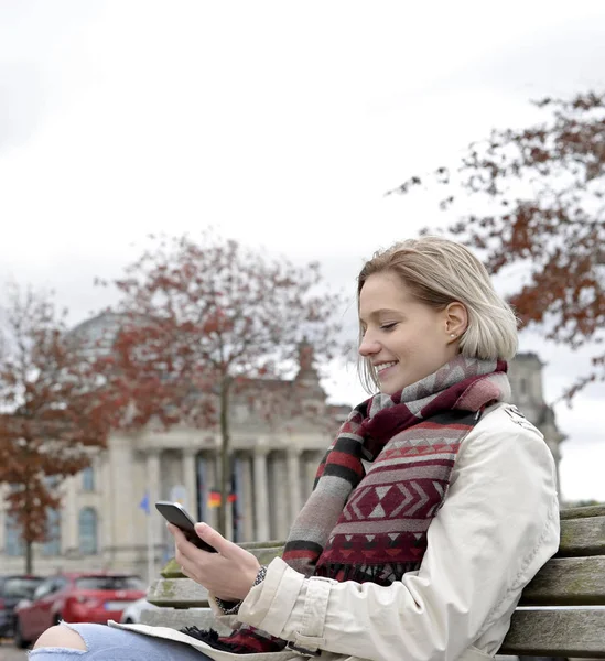 Vakker Ung Kvinne Med Smarttelefon Sittende Benken – stockfoto