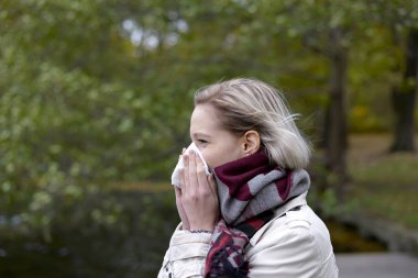 mendil ile genç sarışın bir kadın