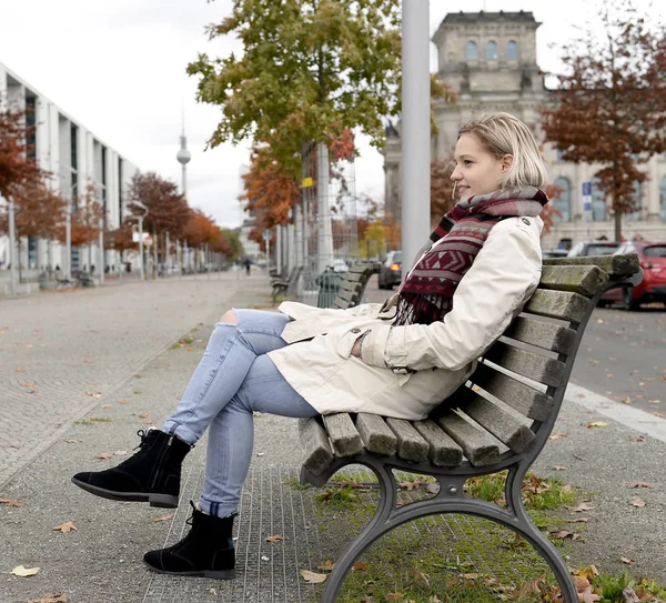 Relaxado Jovem Mulher Sentado Banco — Fotografia de Stock