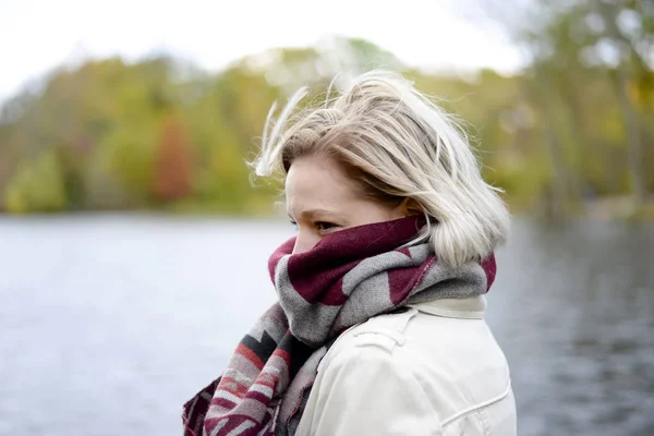 Young Blond Woman Shivering Park — Stock Photo, Image