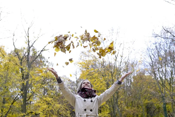 Gelukkig Jonge Vrouw Gooien Van Herfstbladeren — Stockfoto