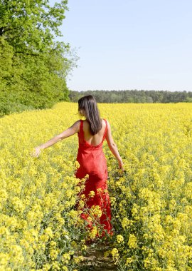  mutlu genç kadın tecavüz alanında, arka görüş