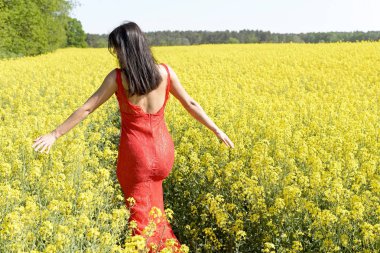  mutlu genç kadın tecavüz alanında, arka görüş