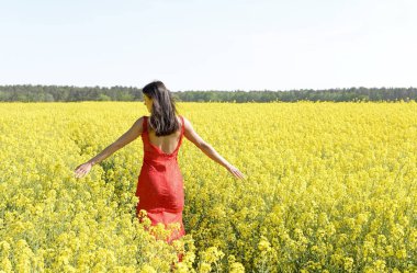  mutlu genç kadın tecavüz alanında, arka görüş