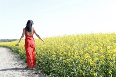 zarif genç kadın tecavüz alanında, arka görüş