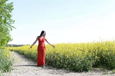  gülümseyen genç kadın tecavüz alanındaki