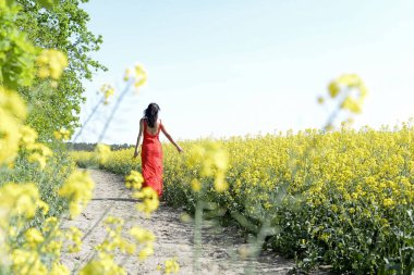 zarif genç kadın tecavüz alanında, arka görüş