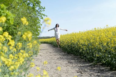 neşeli genç kadın tecavüz alanında sıçramak