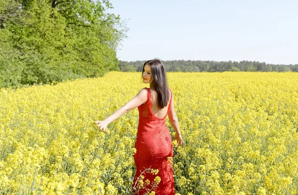 Glückliche Junge Frau Rapsfeld — Stockfoto