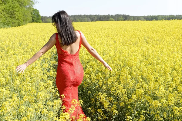  mutlu genç kadın tecavüz alanında, arka görüş