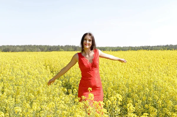 Glückliche Junge Frau Rapsfeld — Stockfoto